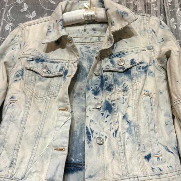 Free people / Light  denim size extra, small, jean jacket excellent condition - Picture 2 of 5